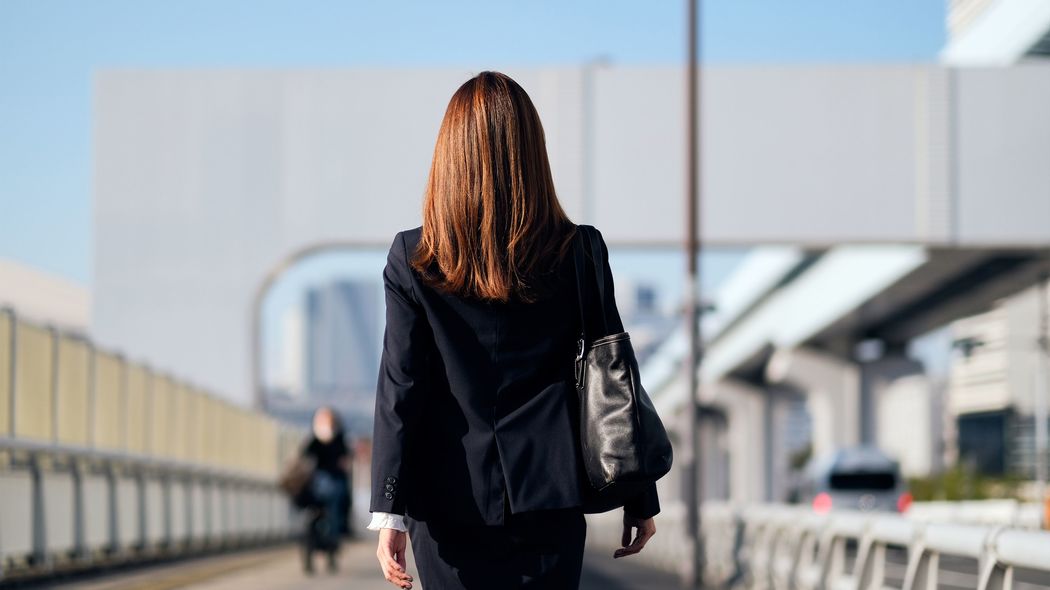アイメイクでもネイルでもない…男性が女性を見た時に｢惹かれるポイント｣意外な第1位とは アンケート結果は3位が｢容姿｣､2位が｢しぐさ｣