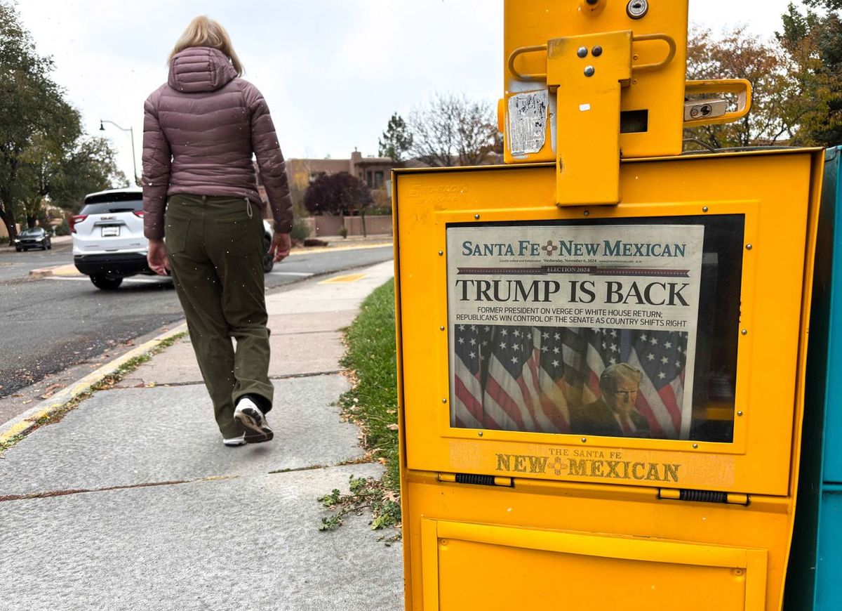 新聞自動販売機ボックス「トランプが戻ってきた」