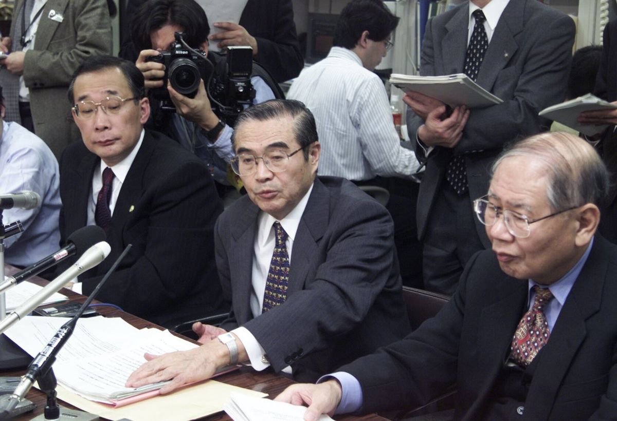 2001年11月22日、東京地裁に更正特例法適用を申請した大成火災海上保険の小沢一郎社長（中央）（東京・日銀記者クラブ）