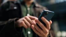 気分を紛らわせるために投稿をひたすら眺める…SNSがやめられない若者に共通する