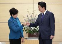 この状況で安倍首相と｢グータッチ｣をする小池都知事の危機意識
