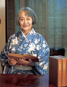 <strong>半藤末利子</strong>●はんどう・まりこ 東京生まれ。上智大学卒業。エッセイスト。父は夏目漱石門下の作家松岡譲、母は漱石の長女筆子、夫は昭和史研究家の半藤一利である。9歳から高校卒業まで暮らした疎開地長岡が第二の故郷となった。著書に『夏目家の糠みそ』『夏目家の福猫』などがある。