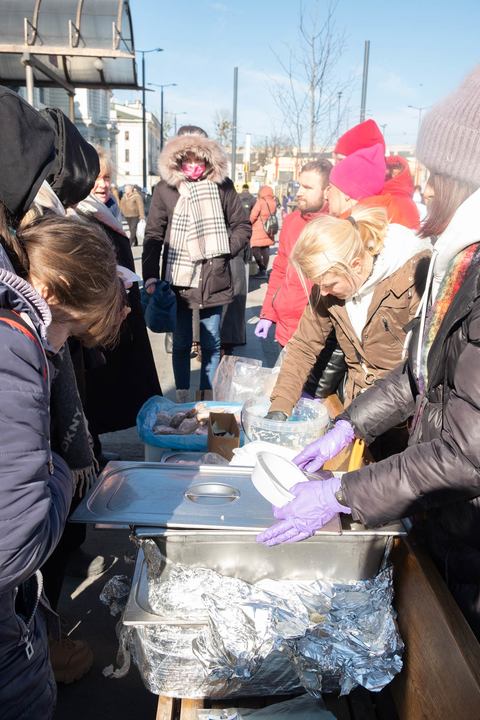 赤十字による炊き出し