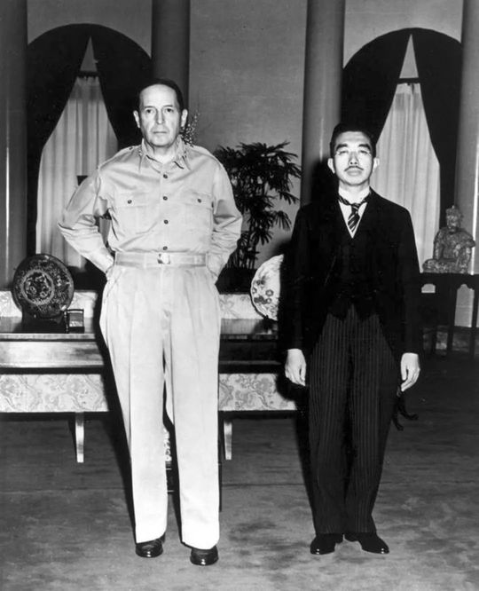 天皇陛下とマッカーサー元帥の初会談（1945年9月27日、東京・アメリカ大使館にて）。写真＝U.S. Army photographer Lt. Gaetano Faillace／PD US Army／Wikimedia Commons