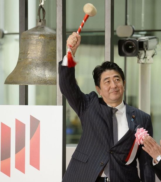 東証の鐘鳴らした安倍首相 企業統治改革、株価3倍超