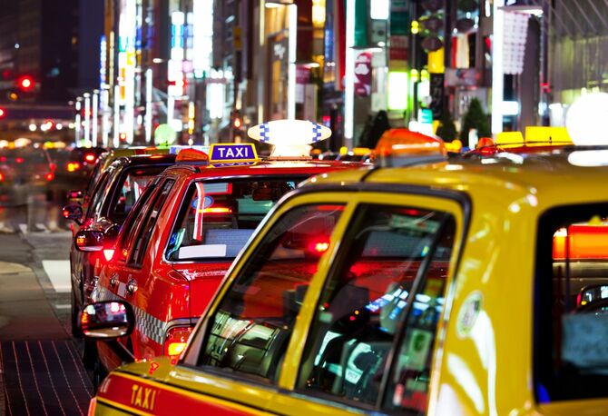 日本の都市内を走るタクシー