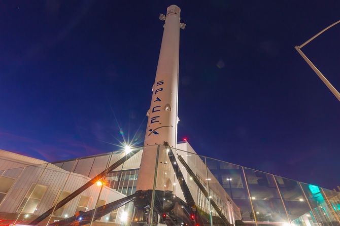 スペースX本社（カリフォルニア州ホーソーン）の社屋前に展示されている2段式商用ロケット「ファルコン9」（2018年8月）