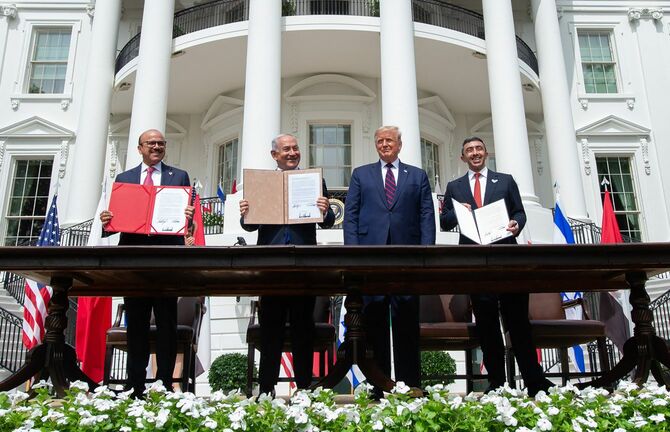 第1期トランプ政権時代の2020年9月15日、前月に発表されたアブラハム合意に基づき、ホワイトハウスで国交正常化合意文書の署名式に臨む（左から）バーレーンのザイヤーニ外相、イスラエルのネタニヤフ首相、トランプ大統領、アラブ首長国連邦（UAE）のアブドラ外相
