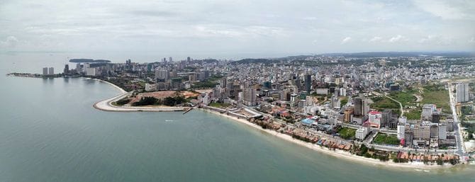 2022年8月、オチュティール・ビーチから望むシアヌークビルのパノラマビュー