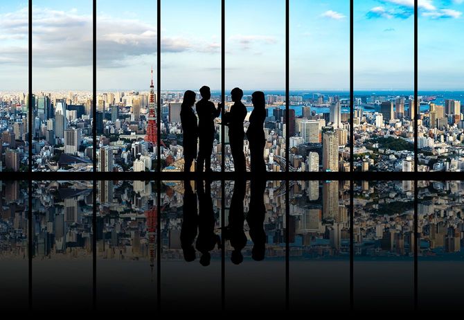 都市景観の前で実業家のグループ