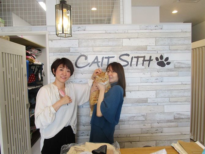 服部由佳さんと、カフェでボランティアをする菊地麗子さん