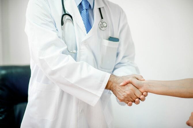 握手する医者