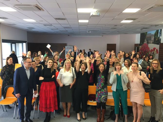 アメリカ以外の国での活動も精力的。ポーランドの女性起業家たちとも交流。