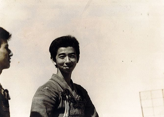 剣道着を着てほほ笑む男性