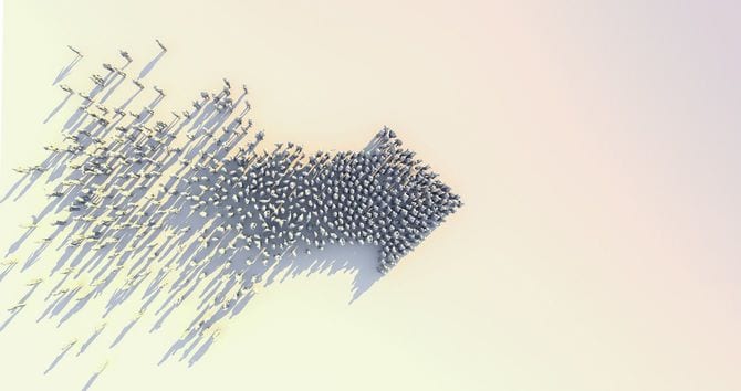 矢印の形に集まる人々