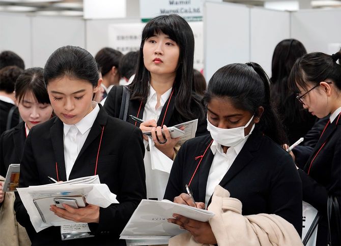 就職情報大手マイナビが開催した「外国人留学生のための就職セミナー」を訪れた外国人学生ら。主催者は昨年の同イベントより来場者が多いと話す（東京都新宿区の新宿NSビル）