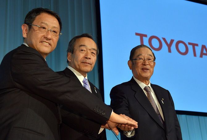 記者会見をするトヨタ自動車の豊田章男社長、内山田竹志副会長、張富士夫会長(左から、肩書きはいずれも当時)