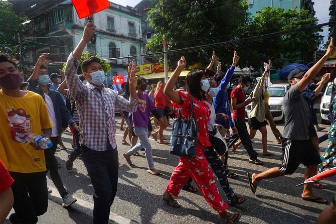ヤンゴンのダウンタウンで行われた軍事クーデターに反対するデモで、3本指の敬礼をするデモ参加者たち＝2021年5月6日