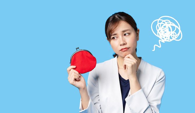 小銭入りを持つ若いアジアの女の子