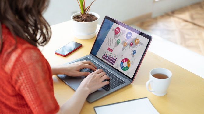 ノートパソコンを使用するビジネスウーマン