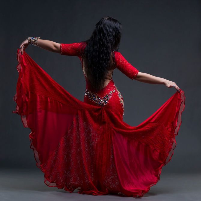 ベリーダンスを舞っている女性