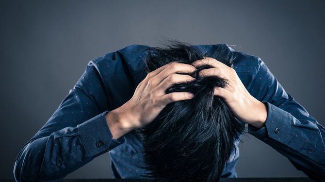 暗い感情をもつ男性