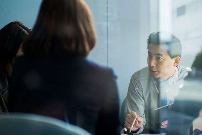 ミーティングをしているビジネスマン