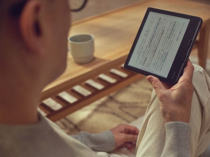通勤電車の中で、時間つぶしのカフェで……。さまざまなシチュエーションでの良質な読書活動をサポートする電子書籍リーダー。“自分の相棒”となる1台を選ぶためには、ディスプレイサイズ、データ容量、各種機能といった点に注目したい（画像は「Kobo Libra Colour」）。