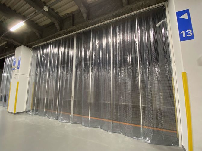 物流施設でのビニールカーテンの施工事例