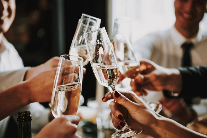 シャンパングラスで乾杯をする人々