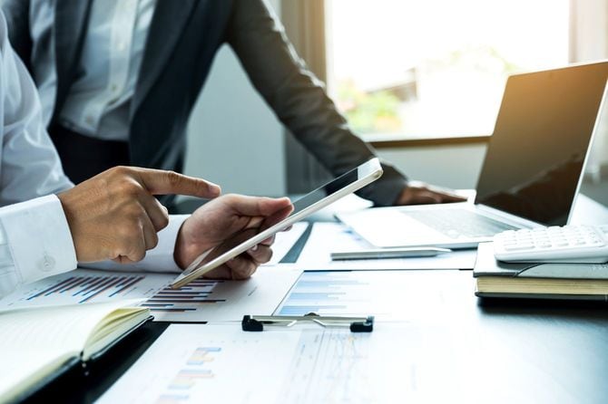 オフィスでタブレット端末を使用して、指さし確認をしている男性の手元