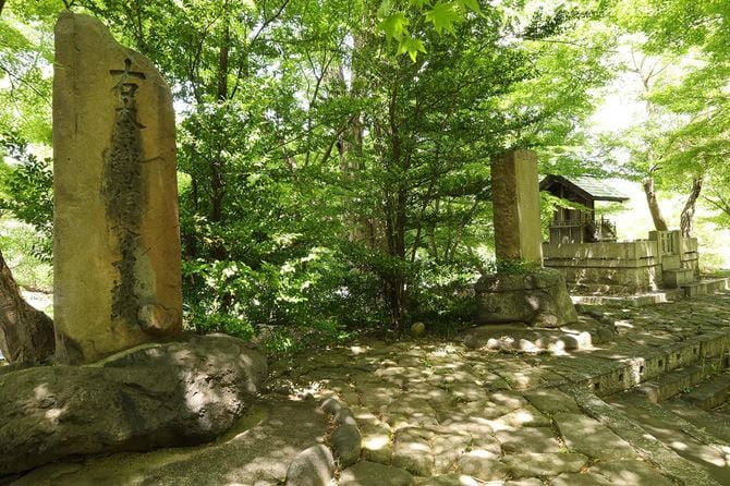 清須古城跡公園の丘には「右大至織田信長公古城跡」の石碑