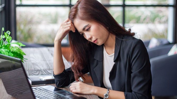 頭が痛くなるほどシリアスに仕事に打ち込む女性