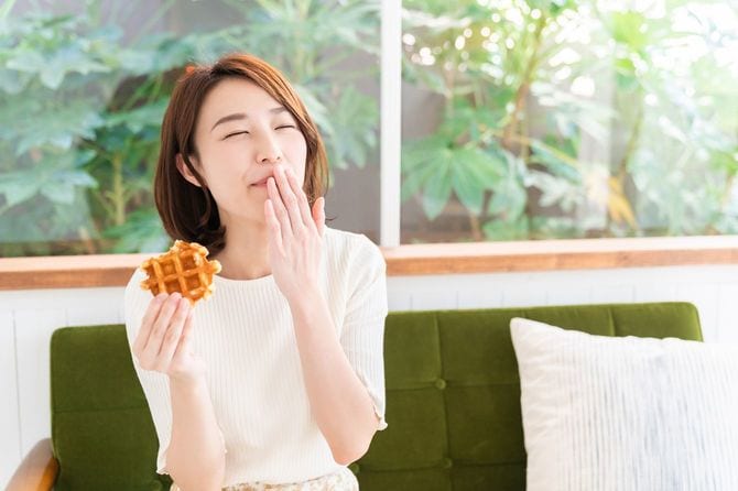 食べる女性