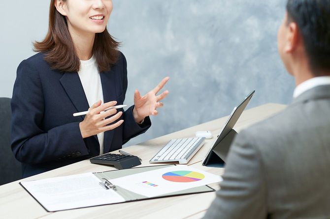 仕事の打ち合わせをする二人