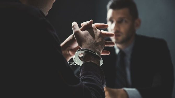 取り調べを受ける男性