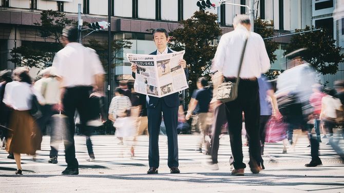新聞を読む人