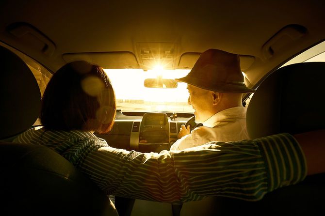 シニアカップルがドライブ