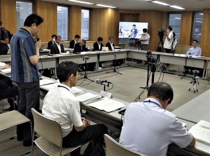 燕沢の残土置き場計画地でJR東海の説明を受ける川勝知事