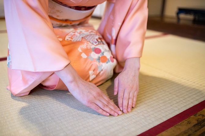 お辞儀をする女性