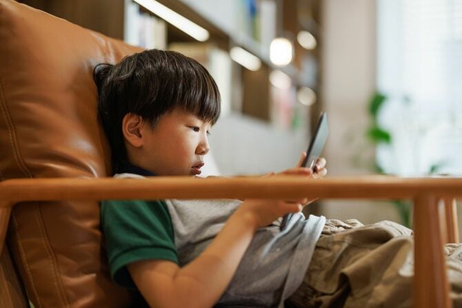 デジタルタブレットを持つ少年