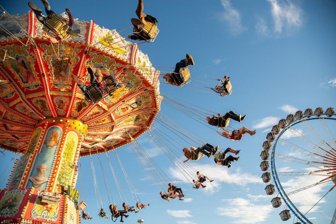移動遊園地の空中ブランコ