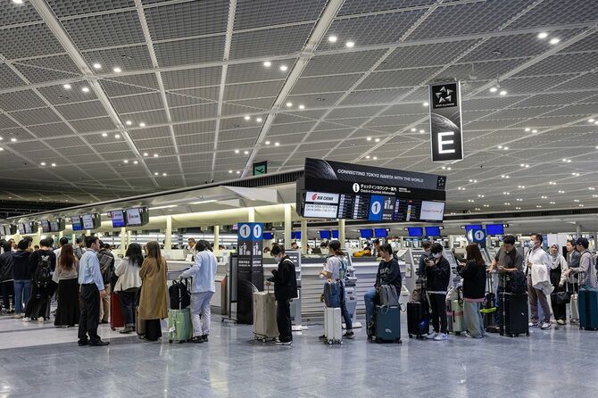 成田空港で並ぶ人々