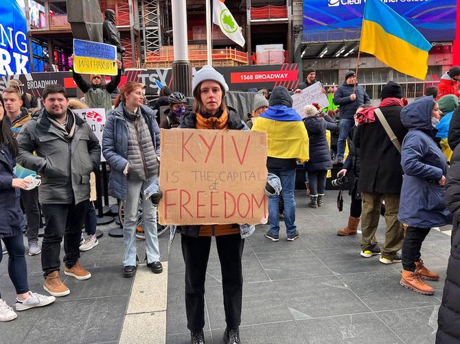 NYのタイムズスクエア周辺で行われたロシアによるウクライナ軍事侵攻に抗議する人々