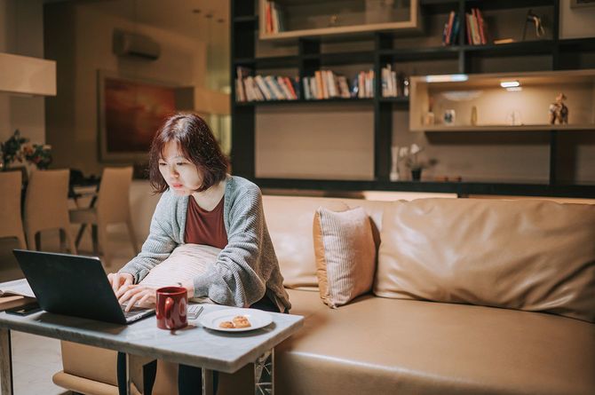 リビングルームで自宅で住宅金融計画に取り組むアジア系中国人女性