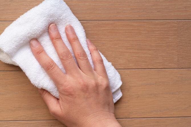 床を雑巾で拭く