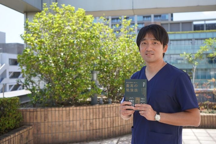 『科学的根拠に基づく最高の勉強法』（KADOKAWA）を書いた安川康介さん。