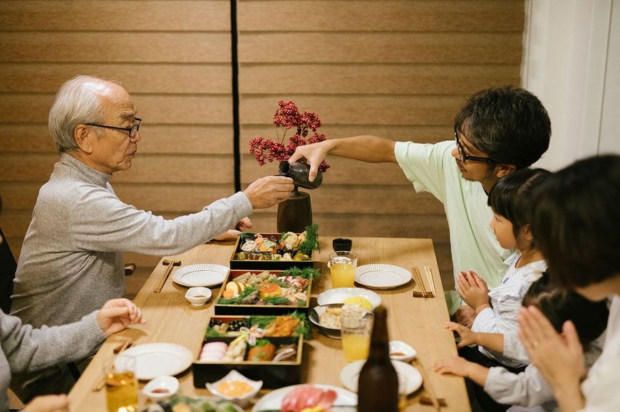 新年を祝う家族
