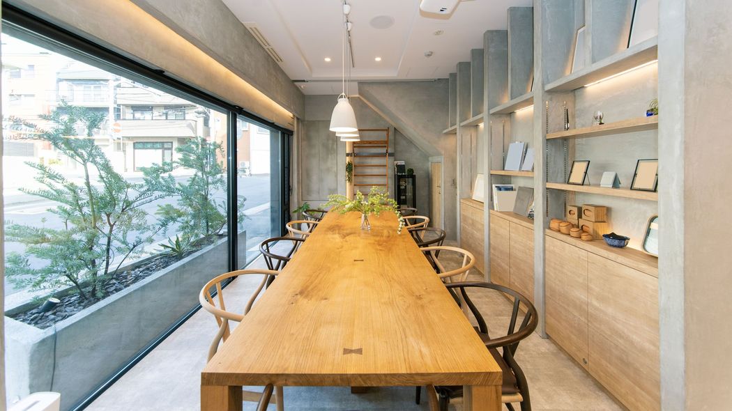 ｢これではとても住み続けられない｣引っ越してすぐに思い知った"デザイン重視の家"の落とし穴【2023下半期BEST5】 梅雨が明けたばかりのリビングが真夏のビニールハウスに変化