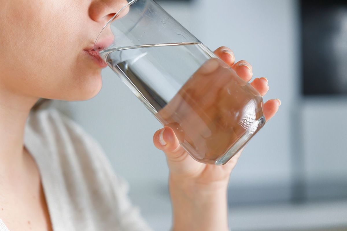 水を飲む女性